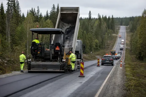 Redaktionell illustration till Asfaltering påverkar E16 vid Värnäs