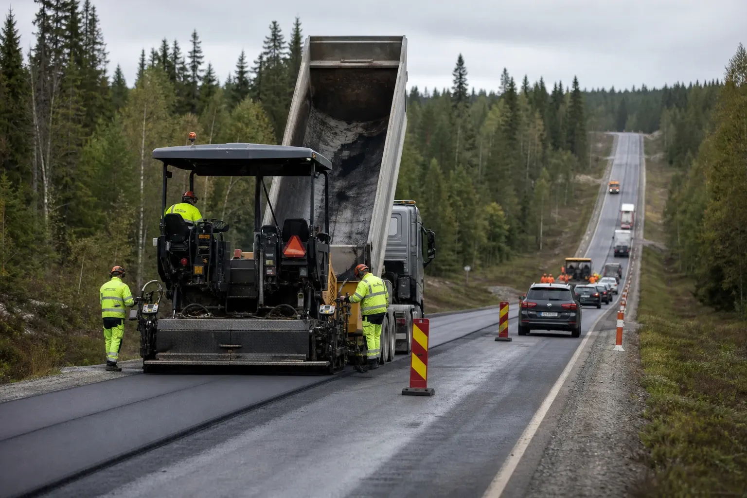 Redaktionell illustration till Asfaltering påverkar E16 vid Värnäs