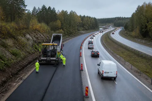 Redaktionell illustration till Beläggningsarbete påverkar E20 mot Stockholm