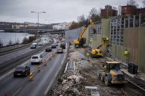 Redaktionell illustration till Bullerskärmsarbete på E4 vid Fredhäll