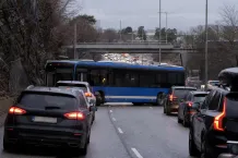 Redaktionell illustration till Buss påverkar trafiken på väg 73 mot Stockholm