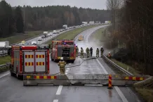 Redaktionell illustration till E20 stängs vid Läggesta under släckningsarbete