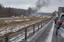 Redaktionell illustration till E4 avstängd vid Väderstad efter fordonsbrand