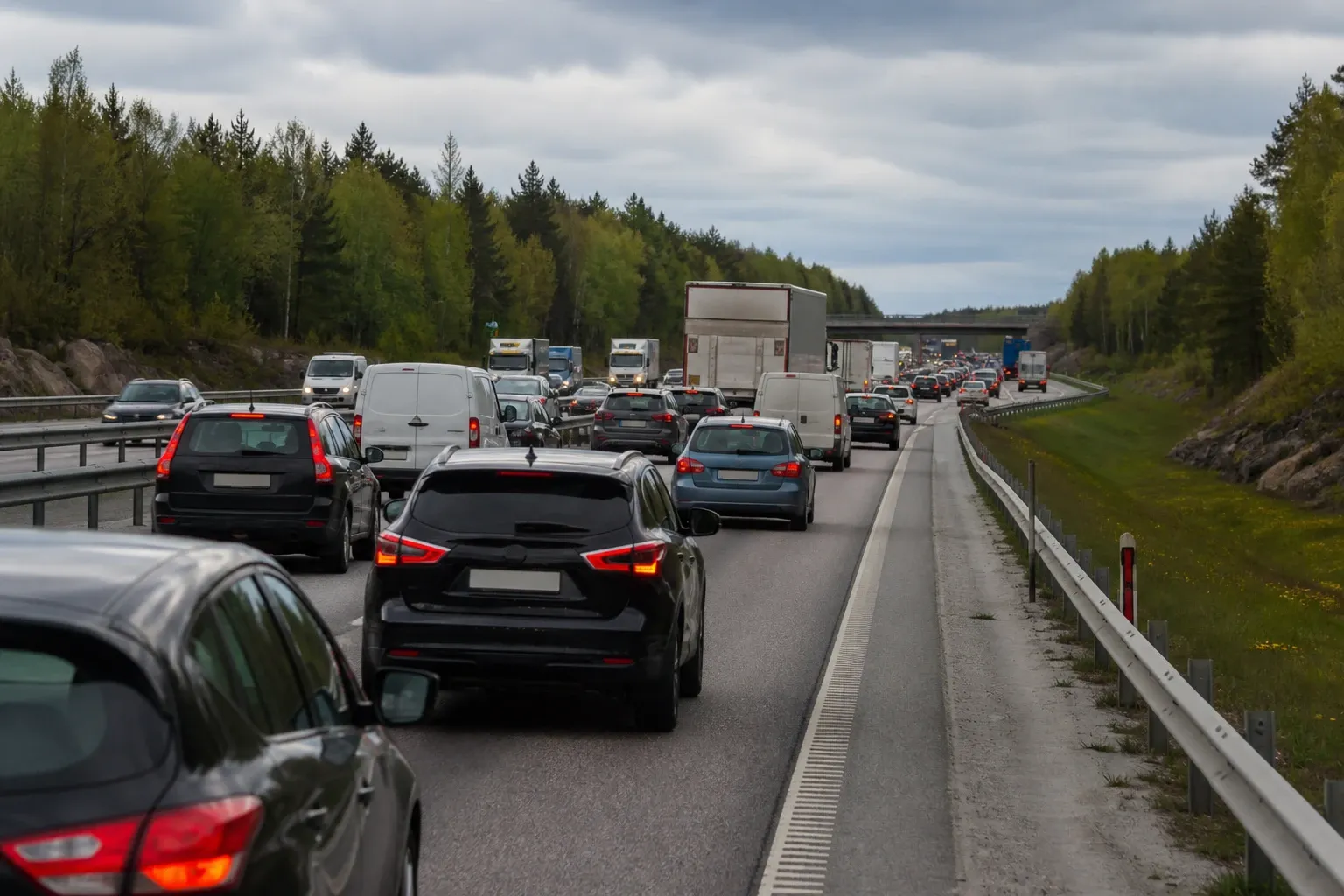 Redaktionell illustration till Flera fordon på E4 mellan Rotebro och Häggvik
