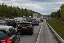 Redaktionell illustration till Flera fordon på E4 mellan Rotebro och Häggvik