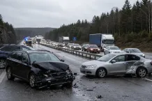 Redaktionell illustration till Flera fordon i kollision på E20 vid Lugnås
