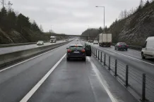Redaktionell illustration till Fordon står i bussfil på E6 norr om Göteborg