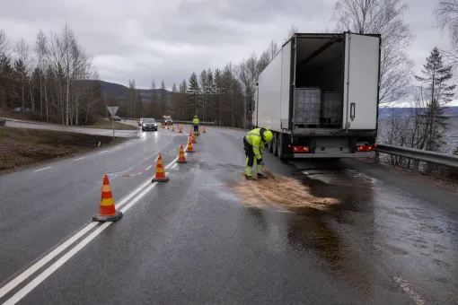 Redaktionell illustration till Lastbilsläckage påverkar väg 70 i Rättvik