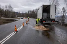 Redaktionell illustration till Lastbilsläckage påverkar väg 70 i Rättvik