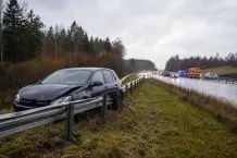 Redaktionell illustration till Personbil i räcke på E20 vid Lyrestad