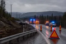 Redaktionell illustration till Singelolycka stänger E12 söder om Portbron