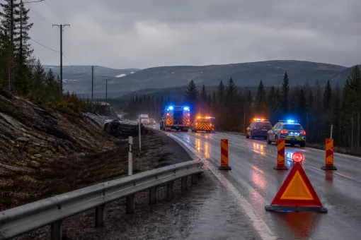 Redaktionell illustration till Singelolycka stänger E12 söder om Portbron