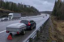 Redaktionell illustration till Stillastående bil med släp på E4 vid Huskvarna