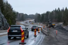 Redaktionell illustration till Trafiken leds förbi arbete på väg 55