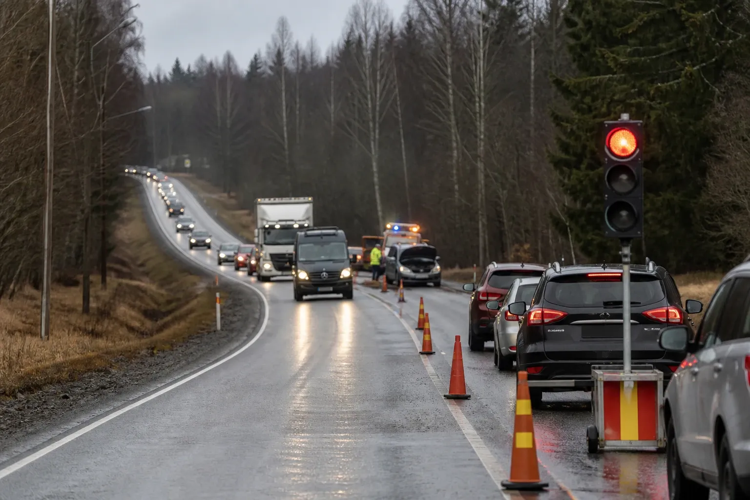 Redaktionell illustration till Växelvis trafik på väg 55 efter fordonsstopp