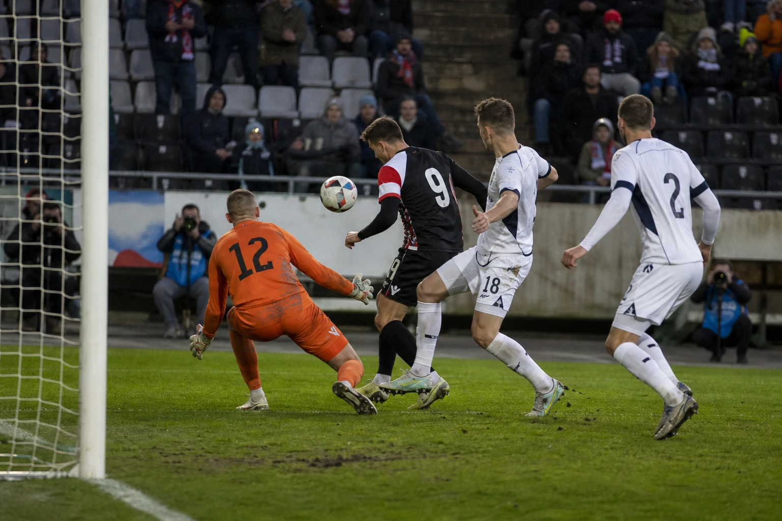 En nick vid närmsta stolpen efter ett inlägg i en kvällsmatch.