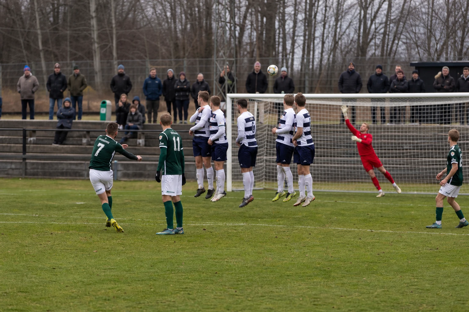 En frispark över en femmannamur medan målvakten kastar sig.